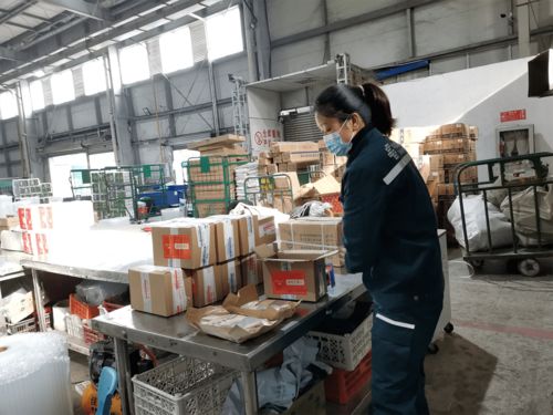 年货 开启 春运 模式 腊味 水果 特产已 在路上